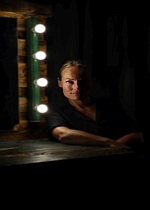 Gsteteater - DE USKREVNE - en alvorlig komedie